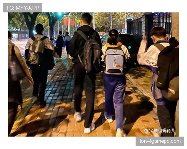 伊布退役后天天开超跑接送孩子上学,这谁顶得住啊 伊布退役后天天开超跑接送孩子上学,这谁顶得住啊